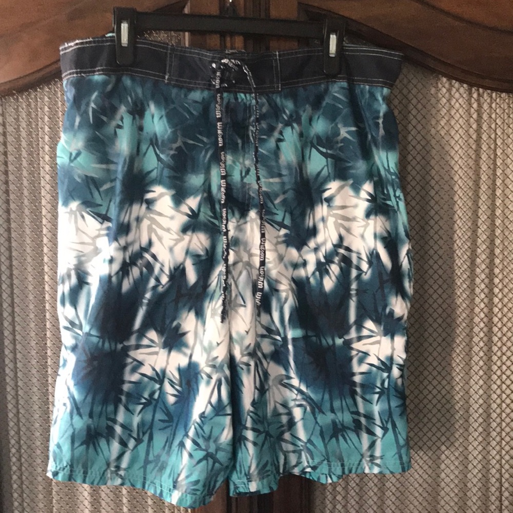 🌺 Wilson men’s board shorts.